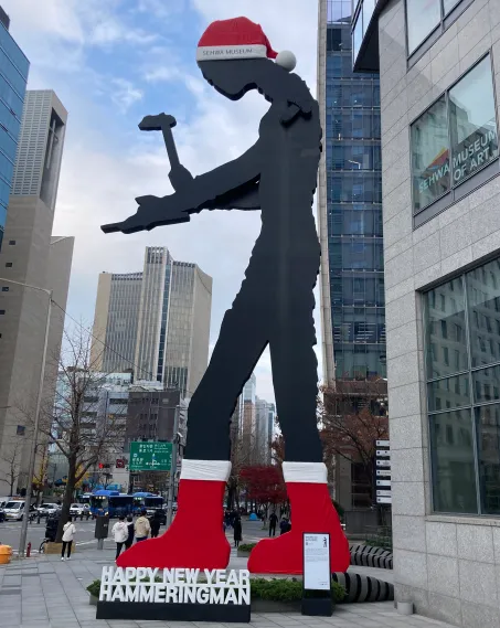 해머링 맨 구조물 이미지